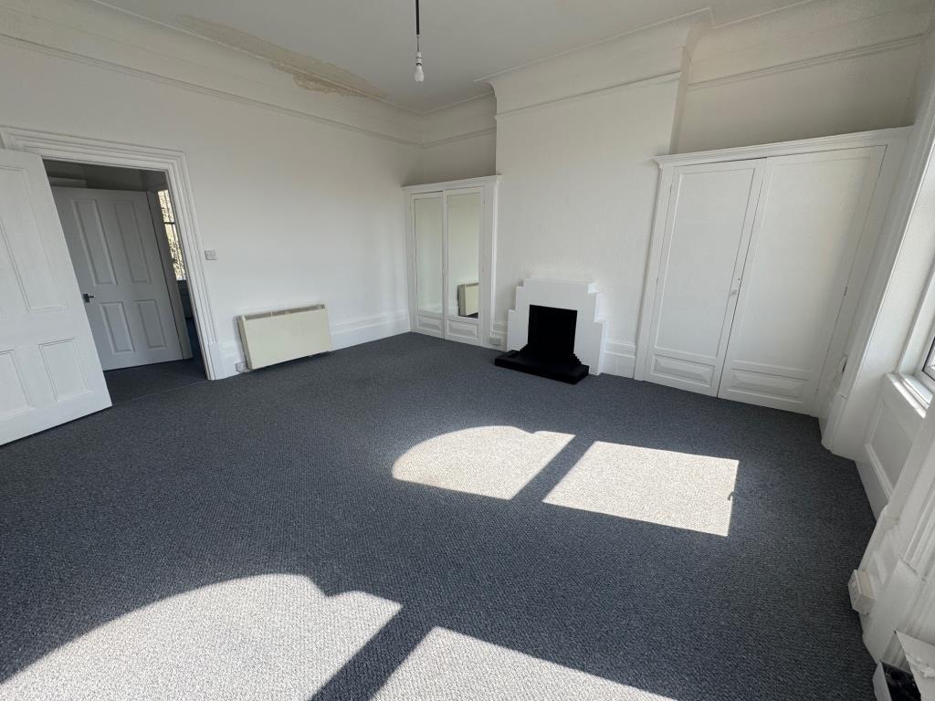 Lot: 132 - FREEHOLD BLOCK OF FOUR FLATS - First floor flat - living room